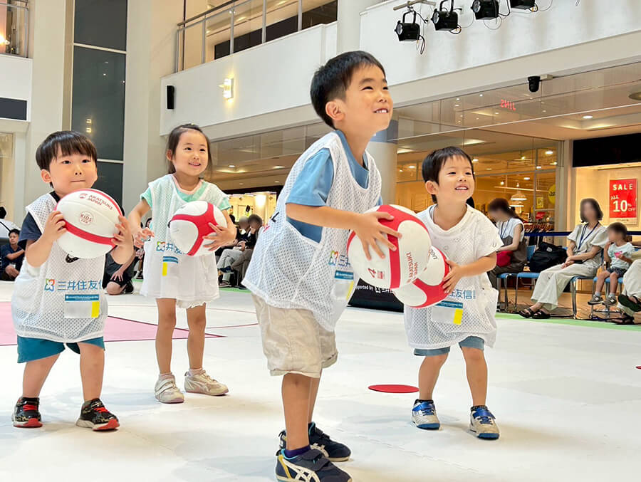 ボール練習をする子供達