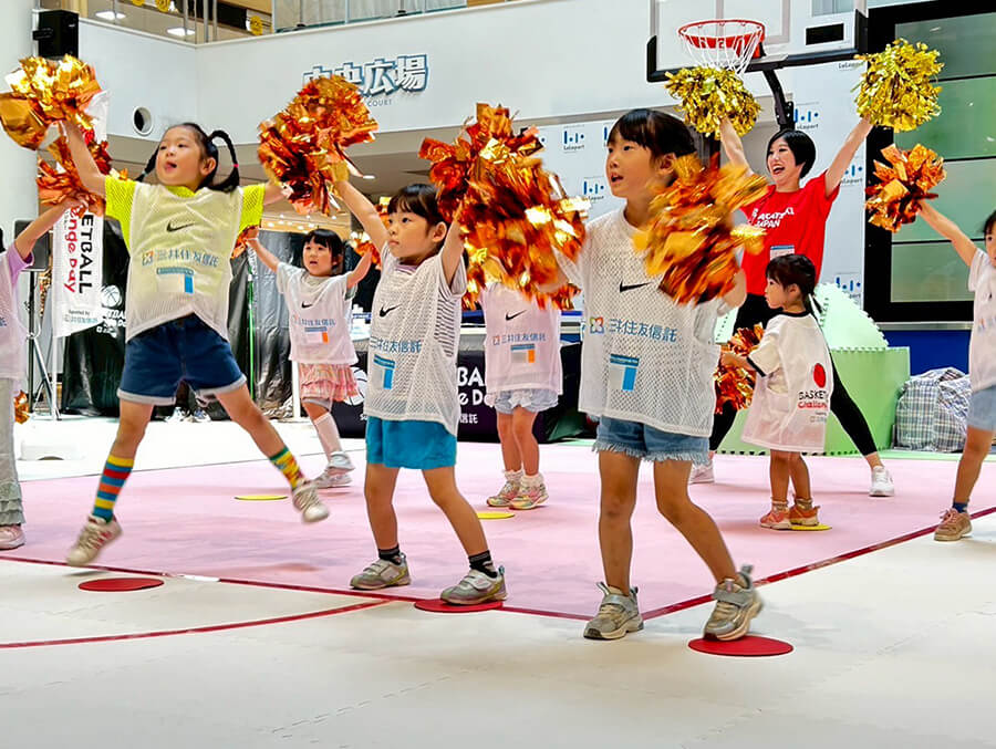 ダンスレクチャーしている子供たち