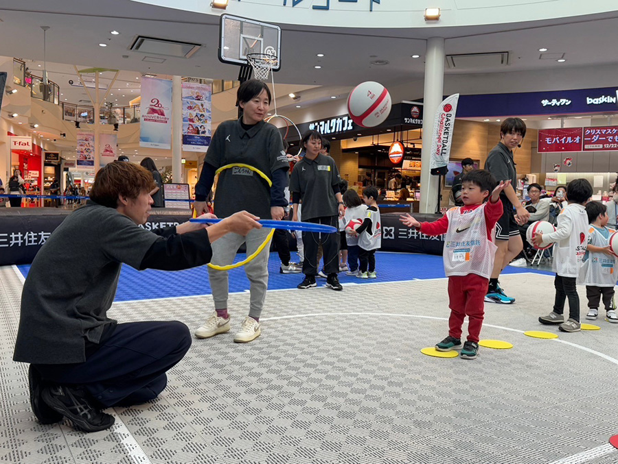 ボールで遊ぶ子供達