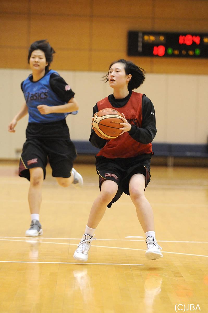 ドライブからストップしてジャンプシュートに行く水野 妃奈乃選手 拓殖大学 2年 公益財団法人日本バスケットボール協会