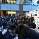 発表会後に取材対応をする男子日本代表候補選手たち