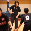選手たちの動きをつぶさに見る萩原美樹子コーチ