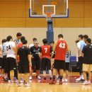 選手を集め、練習の目的を説明するフリオ・ラマスヘッドコーチ