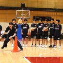 萩原美樹子コーチの動きを真剣に見入る選手たち
