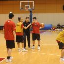 萩原 美樹子ヘッドコーチとともにプレイを確認する選手たち