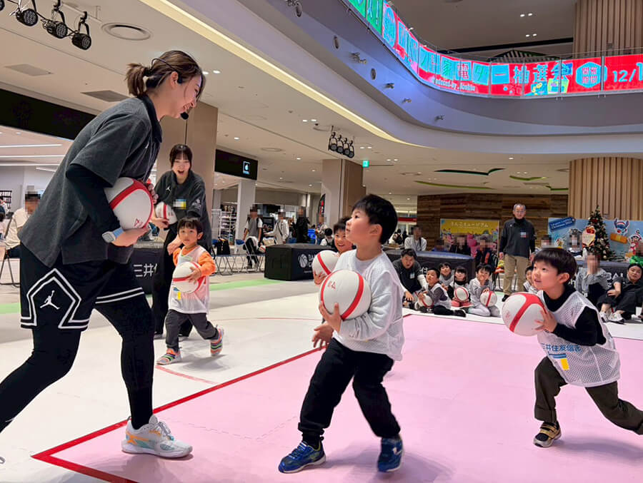 ボールあそびをする子供達
