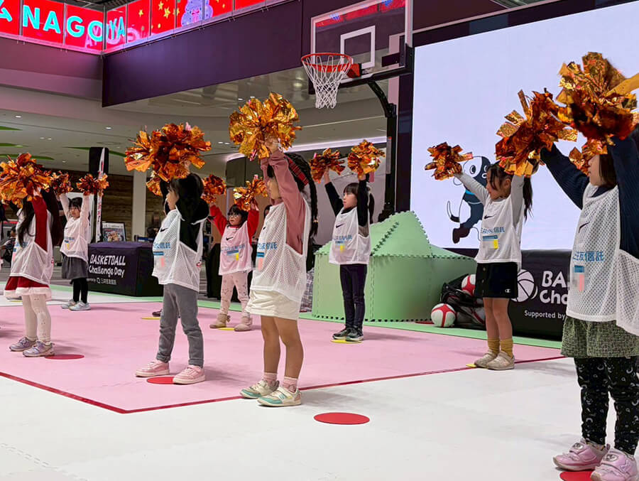 先生のお話を聞く子供達