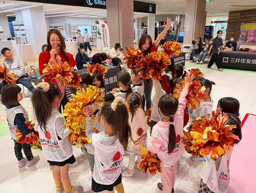 ダンスレクチャーをうけている子供たち