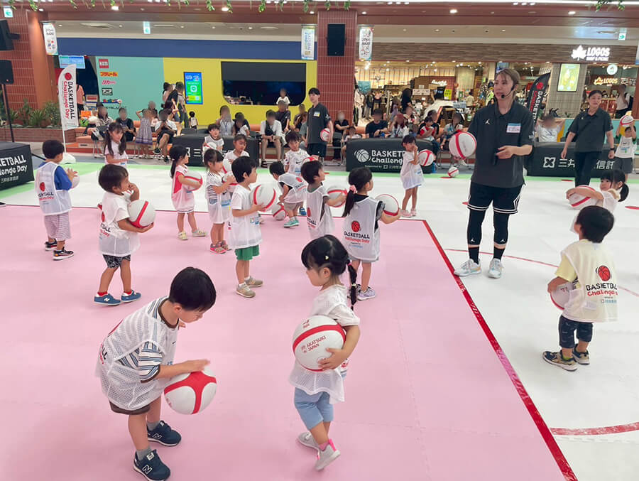 先生のお話を聞く子供達