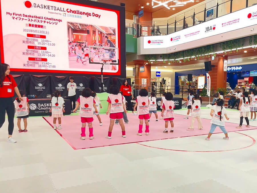 先生のお話を聞く子供達