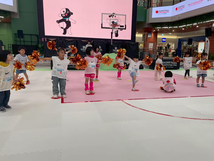 ダンスレクチャーをうけている子供たち