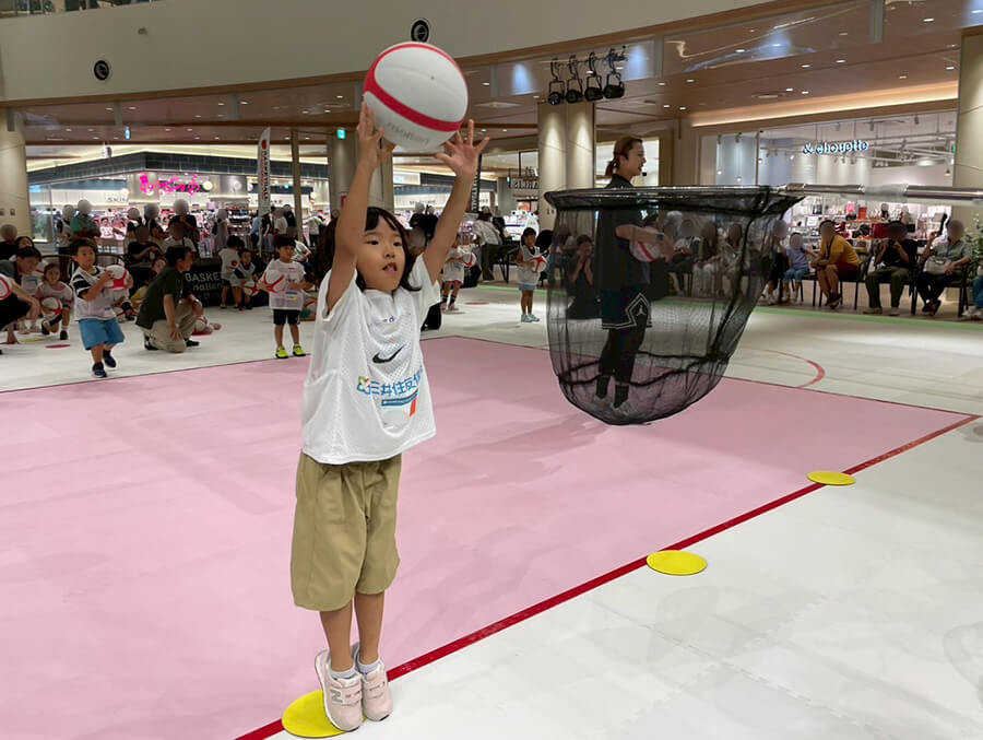 バスケットボールにつながる運動をする子供達