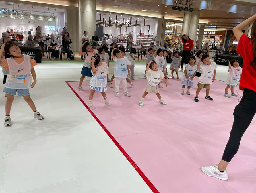 チアの基礎的な動きをする子供達