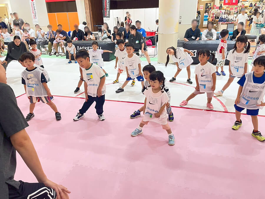 準備体操をする子供達