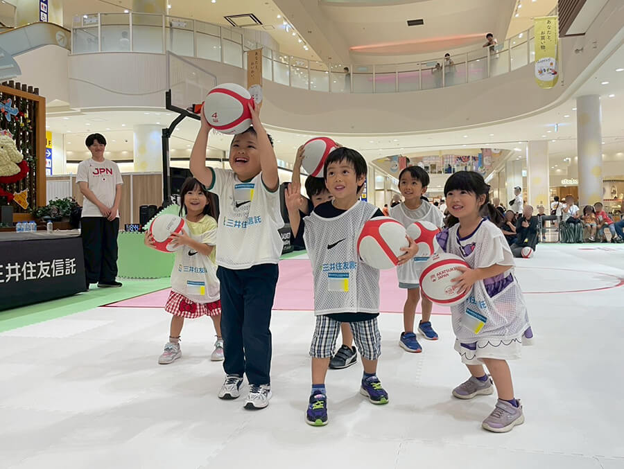 ボールあそびをする子供達