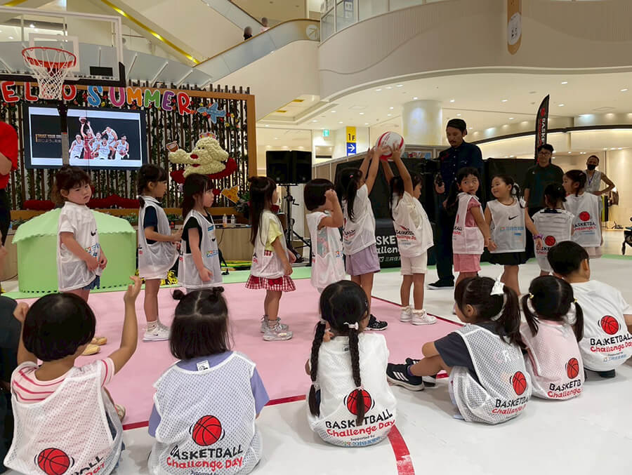 ボール運びゲームをしている子供たち