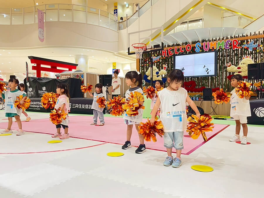 ダンスレクチャーを受けている子供たち