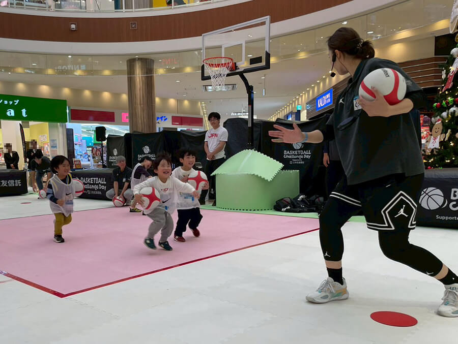 バスケットボールにつながるを動きをする子供達