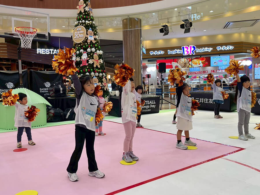 ダンス発表会をしている子供たち