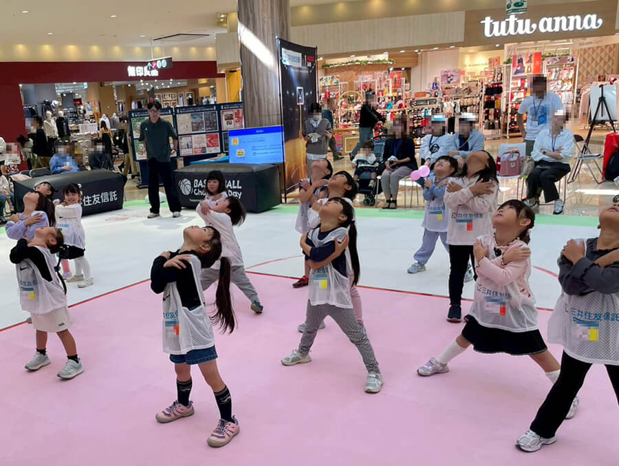 ダンスレクチャーをうけている子供たち