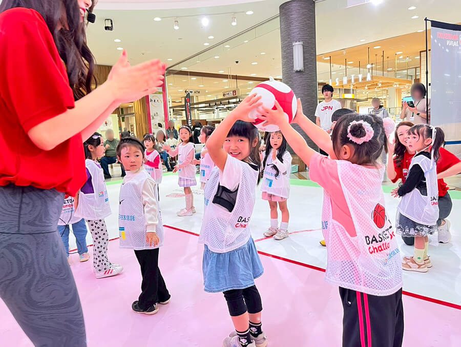 ボール運びゲームをする子供達