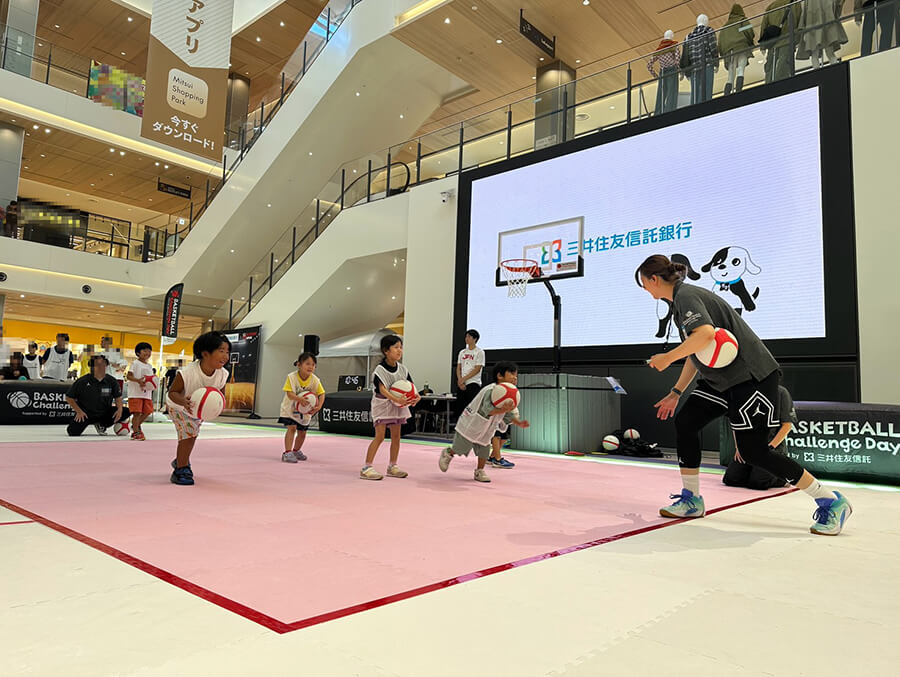 基礎運動をする子供達
