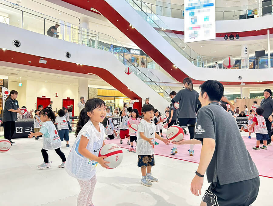 ボールあそびをする子供達