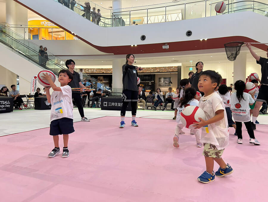 ボールあそびをする子供達
