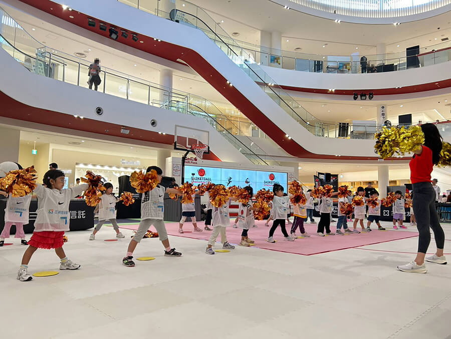 ダンスレクチャーをうけている子供たち