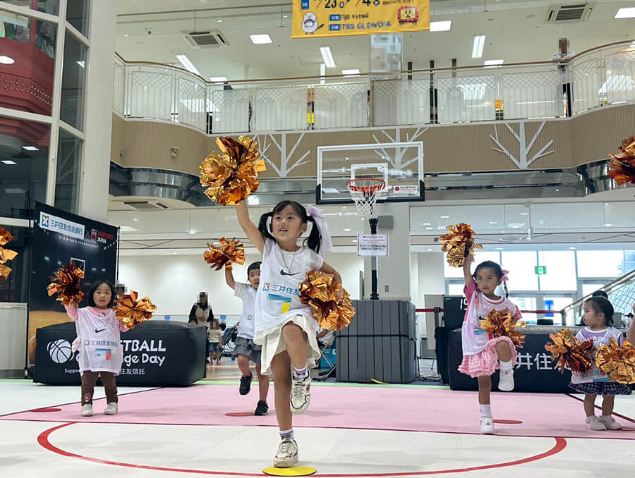 ダンス発表会をしている子供たち