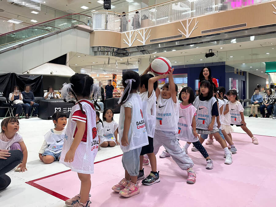 ボール運びゲームをする子供たち