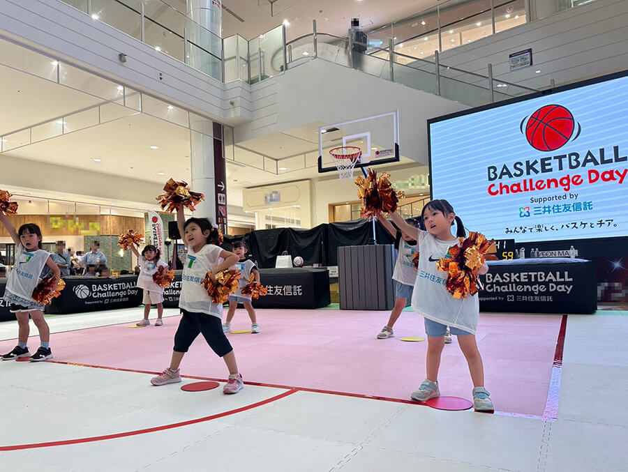 ダンスレクチャーをうけている子供たち