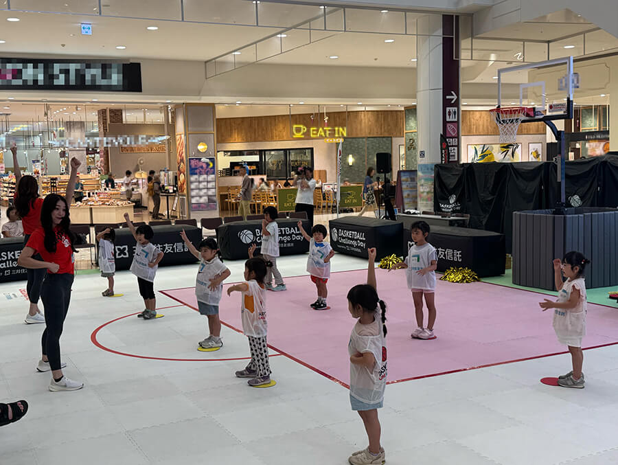 ダンスレクチャーをうけている子供たち